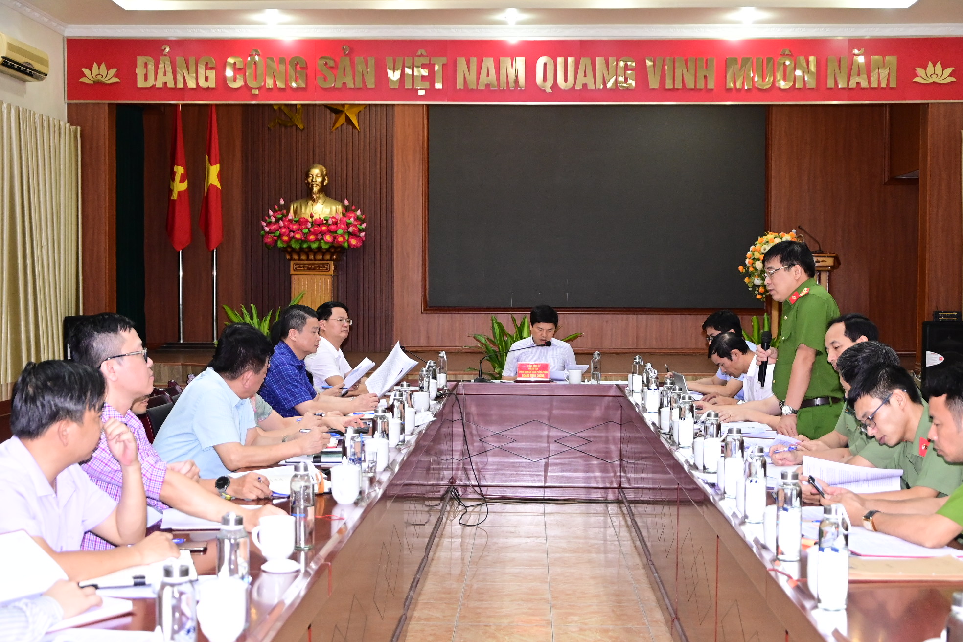 Phó Chủ tịch UBND TP Hoàng Minh Cường nghe báo cáo tình hình triển khai chuyển đổi số; thực hiện kế hoạch triển khai Đề án 06/CP 